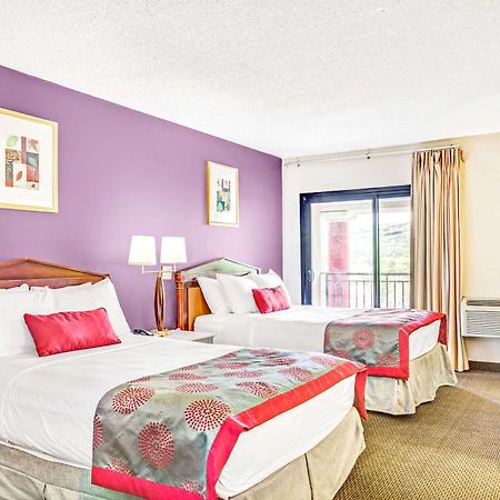 Ramada By Wyndham Rockaway Hotel Екстериор снимка