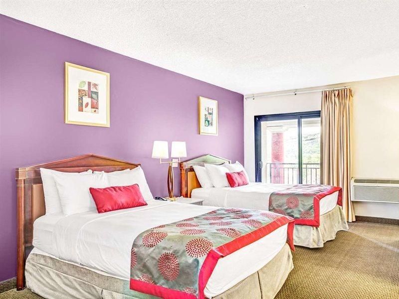 Ramada By Wyndham Rockaway Hotel Екстериор снимка