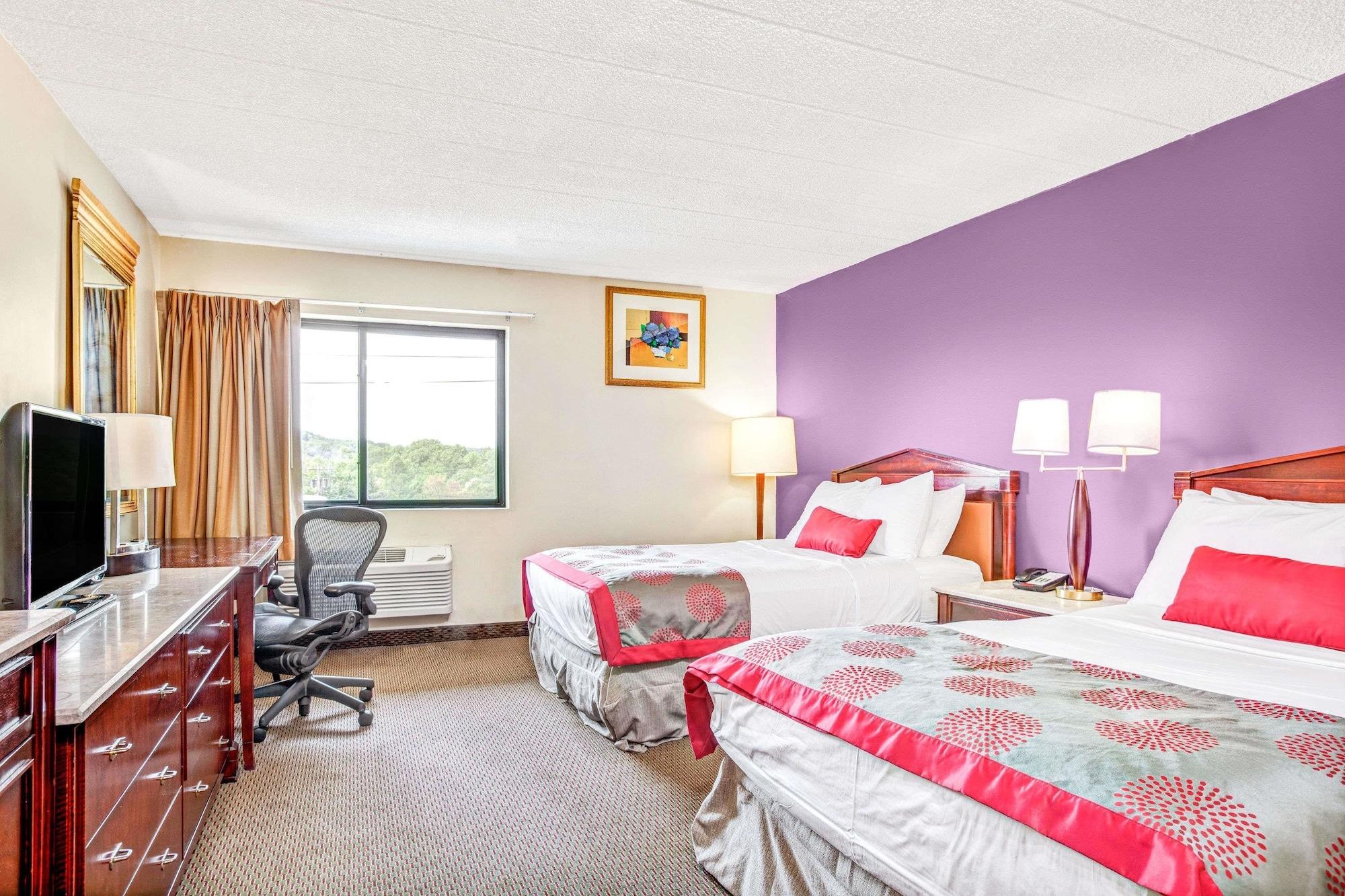 Ramada By Wyndham Rockaway Hotel Екстериор снимка