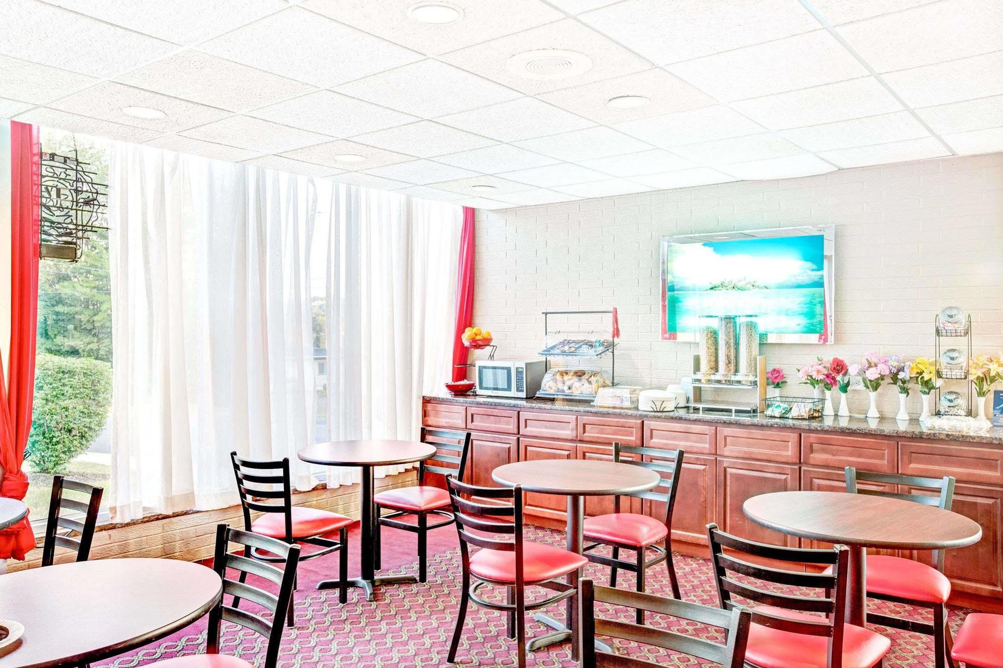 Ramada By Wyndham Rockaway Hotel Екстериор снимка