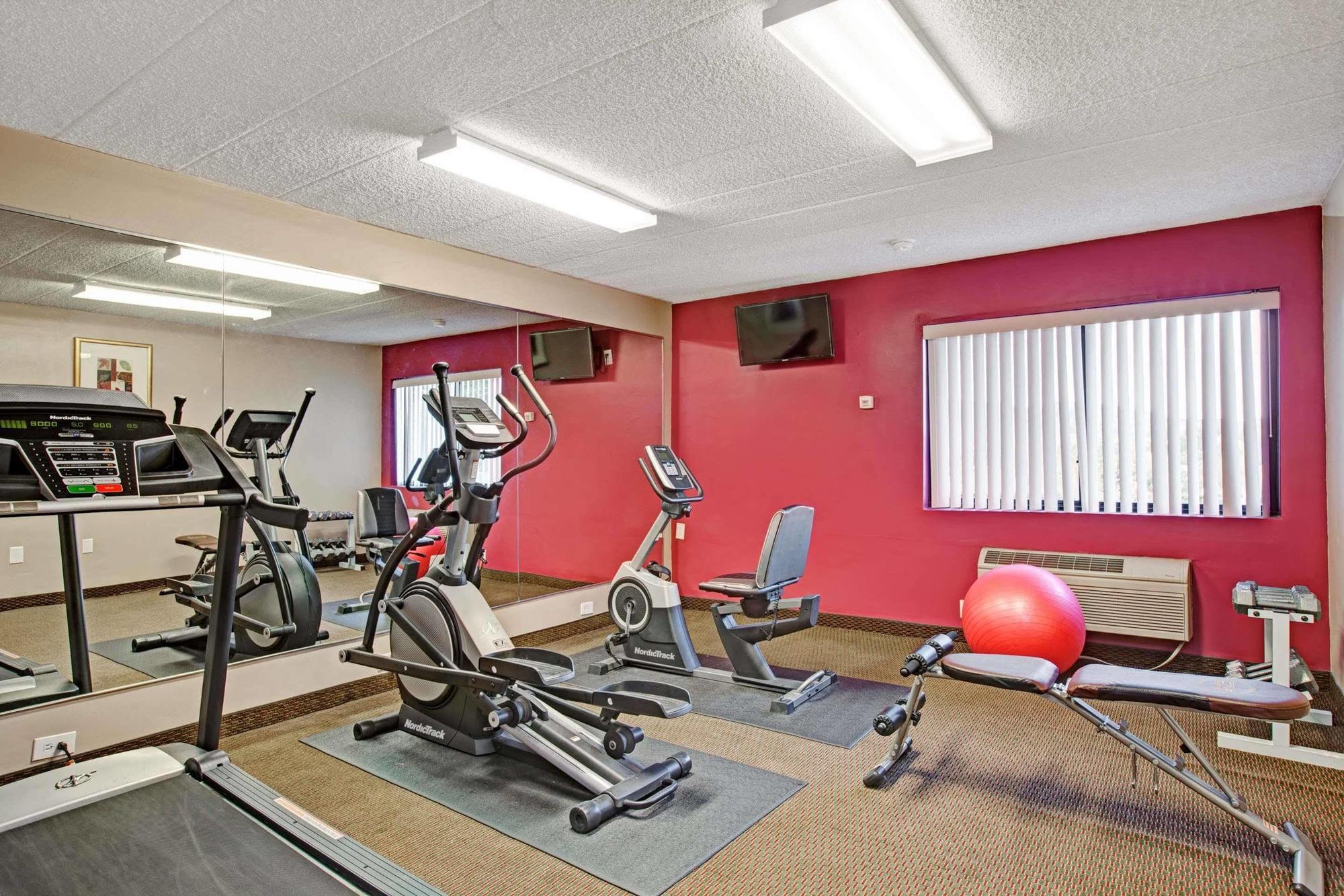 Ramada By Wyndham Rockaway Hotel Екстериор снимка