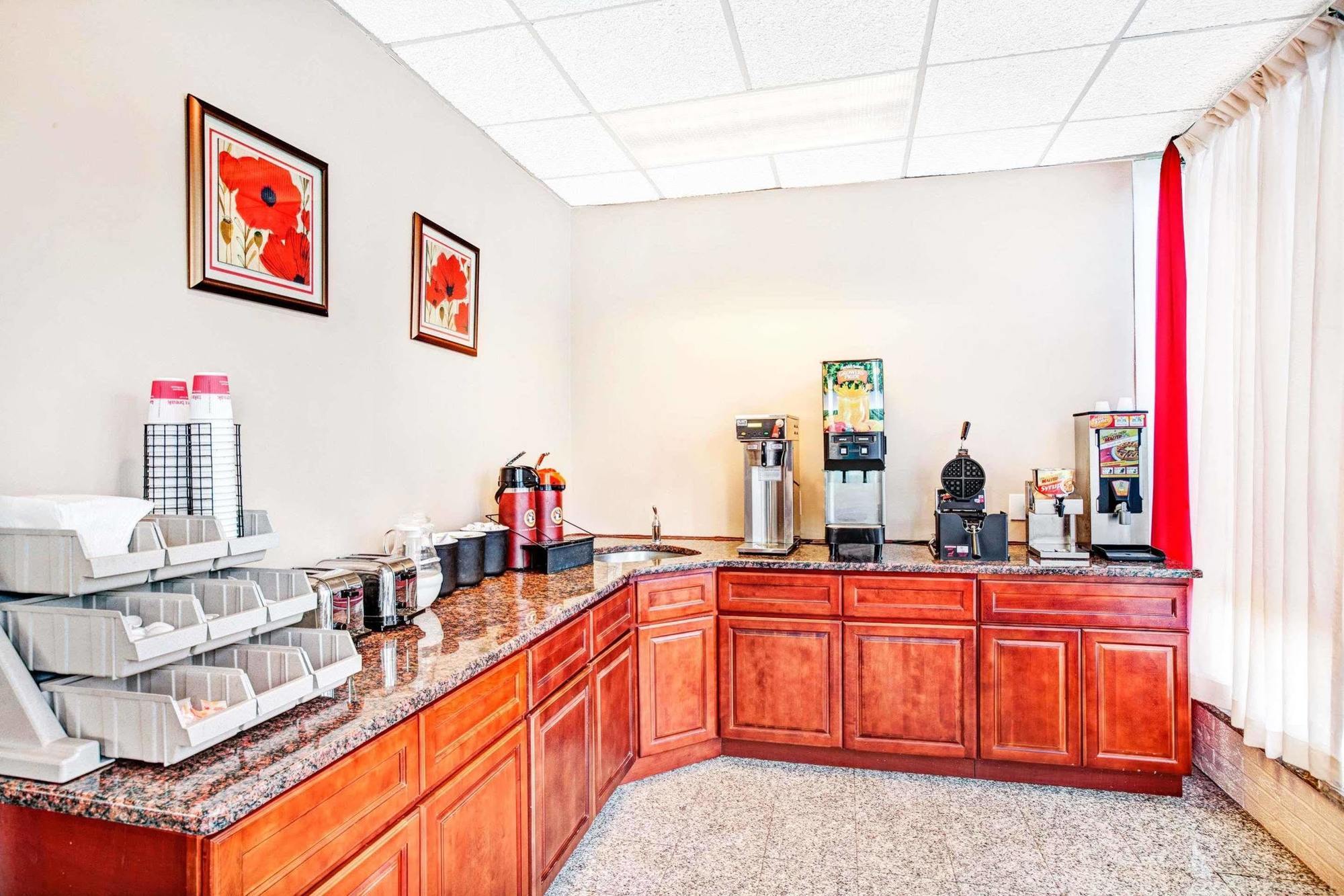 Ramada By Wyndham Rockaway Hotel Екстериор снимка