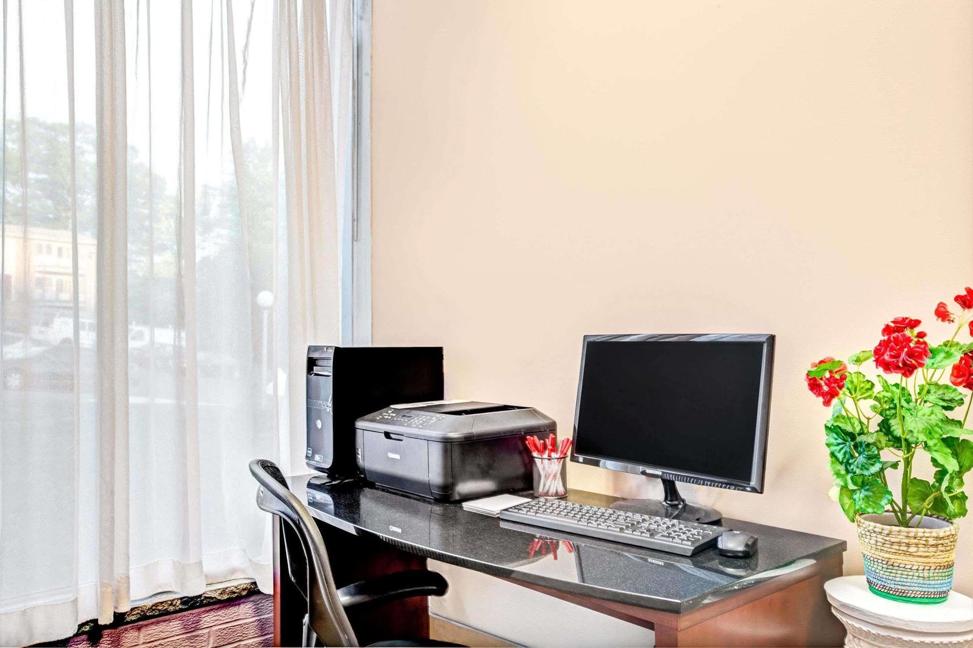 Ramada By Wyndham Rockaway Hotel Екстериор снимка